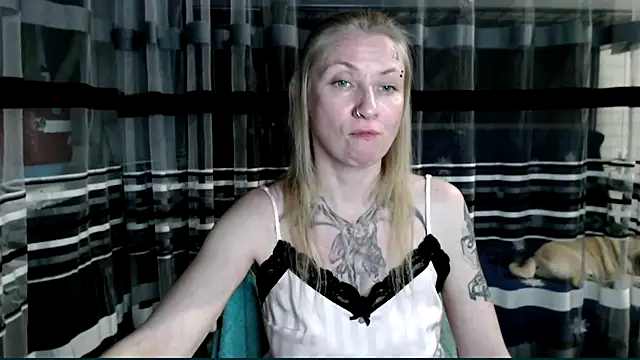 Snapshot of cold_lollipop chatting on November 10, 6:18 pm cold lollipop online show from November 10, 6:18 pm