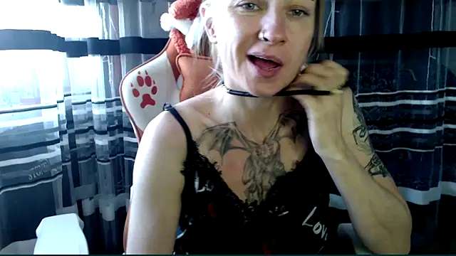 Snapshot of cold_lollipop chatting on May 6, 6:08 am cold lollipop online show from May 6, 6:08 am