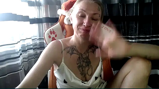 Snapshot of cold_lollipop chatting on May 12, 6:43 am cold lollipop online show from May 12, 6:43 am