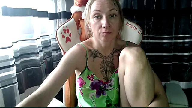 Snapshot of cold_lollipop chatting on May 15, 6:20 am cold lollipop online show from May 15, 6:20 am