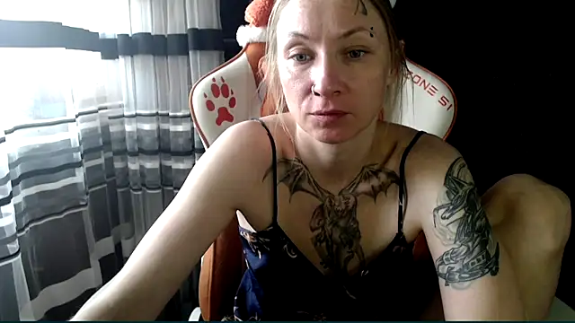 Snapshot of cold_lollipop chatting on May 19, 6:31 am cold lollipop online show from May 19, 6:31 am