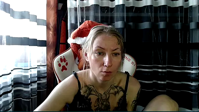 Snapshot of cold_lollipop chatting on June 5, 7:36 am cold lollipop online show from June 5, 7:36 am