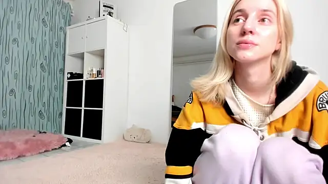 Snapshot of KenzieDawton chatting on December 7, 4:42 am KenzieDawton online show from December 7, 4:42 am