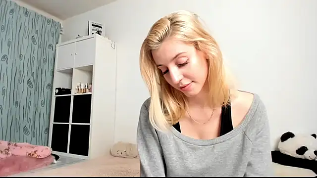 Snapshot of KenzieDawton chatting on December 17, 10:11 pm KenzieDawton online show from December 17, 10:11 pm