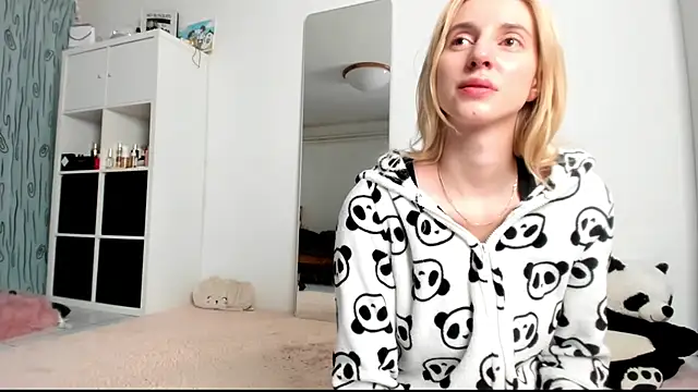 Snapshot of KenzieDawton chatting on January 9, 5:23 am KenzieDawton online show from January 9, 5:23 am