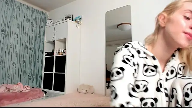 Snapshot of KenzieDawton chatting on January 11, 5:20 am KenzieDawton online show from January 11, 5:20 am