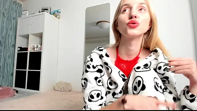 Snapshot of KenzieDawton chatting on January 24, 4:59 am KenzieDawton online show from January 24, 4:59 am