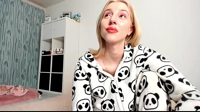 Snapshot of KenzieDawton chatting on January 27, 5:14 am KenzieDawton online show from January 27, 5:14 am