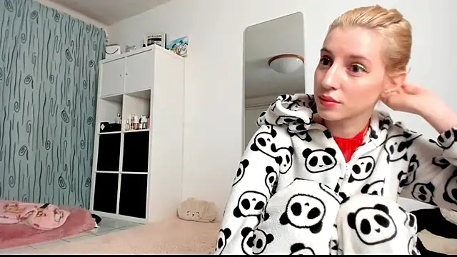 Snapshot of KenzieDawton chatting on February 6, 5:03 am KenzieDawton online show from February 6, 5:03 am