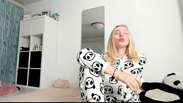 Snapshot of KenzieDawton chatting on February 19, 5:49 am KenzieDawton online show from February 19, 5:49 am