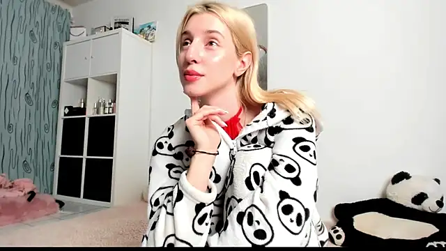 Snapshot of KenzieDawton chatting on February 23, 5:56 am KenzieDawton online show from February 23, 5:56 am