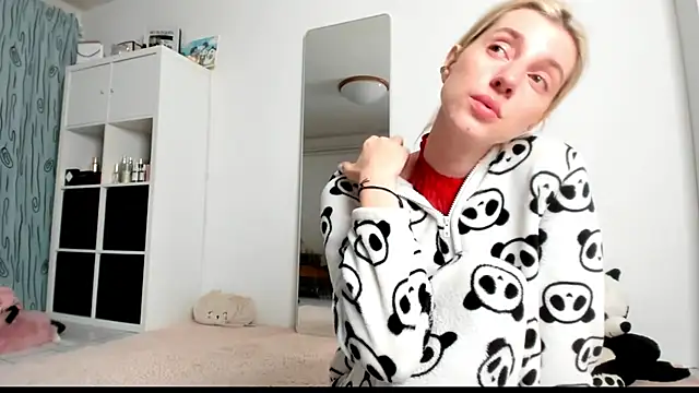 Snapshot of KenzieDawton chatting on February 24, 6:16 am KenzieDawton online show from February 24, 6:16 am