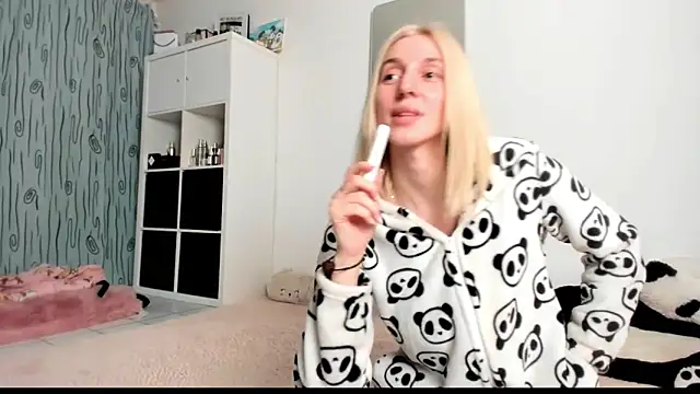 Snapshot of KenzieDawton chatting on February 26, 6:32 pm KenzieDawton online show from February 26, 6:32 pm