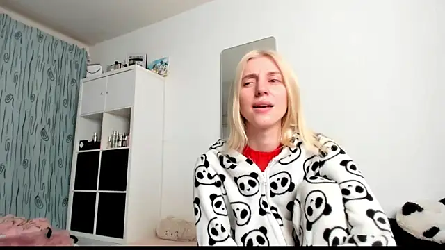 Snapshot of KenzieDawton chatting on February 27, 5:02 am KenzieDawton online show from February 27, 5:02 am