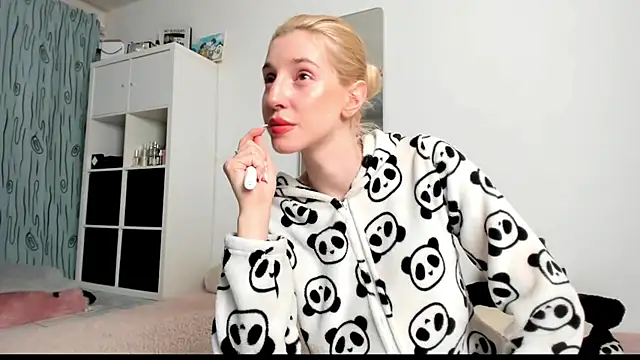 Snapshot of KenzieDawton chatting on March 9, 7:12 am KenzieDawton online show from March 9, 7:12 am