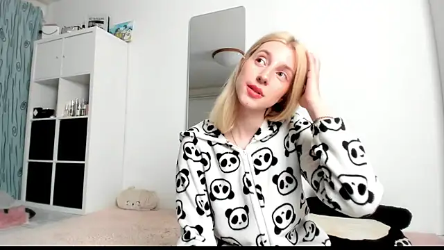 Snapshot of KenzieDawton chatting on March 12, 8:08 am KenzieDawton online show from March 12, 8:08 am