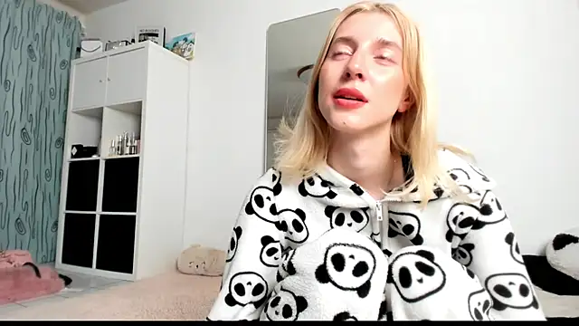 Snapshot of KenzieDawton chatting on March 15, 4:57 am KenzieDawton online show from March 15, 4:57 am