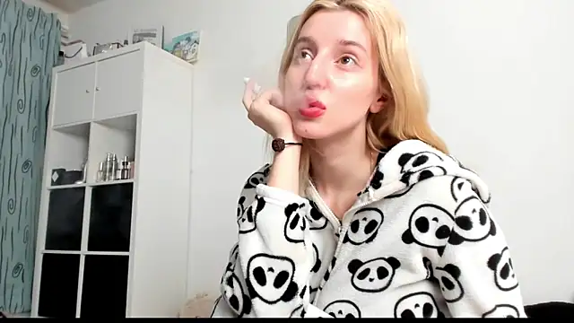 Snapshot of KenzieDawton chatting on March 23, 6:58 am KenzieDawton online show from March 23, 6:58 am