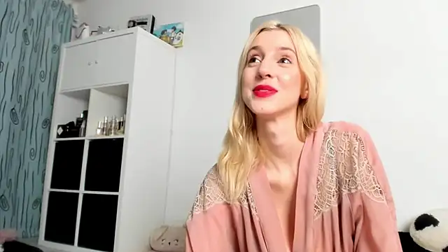 Snapshot of KenzieDawton chatting on September 17, 8:21 pm KenzieDawton online show from September 17, 8:21 pm