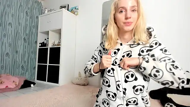 Snapshot of KenzieDawton chatting on October 11, 6:12 am KenzieDawton online show from October 11, 6:12 am