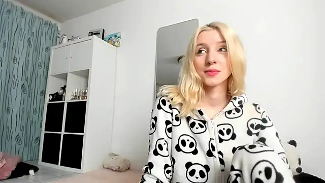 Snapshot of KenzieDawton chatting on October 19, 3:18 am KenzieDawton online show from October 19, 3:18 am