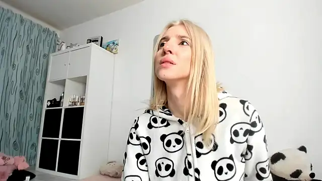 Snapshot of KenzieDawton chatting on October 24, 3:36 am KenzieDawton online show from October 24, 3:36 am