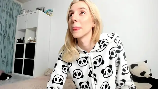 Snapshot of KenzieDawton chatting on November 6, 4:46 am KenzieDawton online show from November 6, 4:46 am