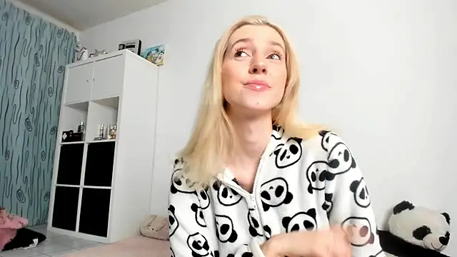 Snapshot of KenzieDawton chatting on November 12, 4:24 am KenzieDawton online show from November 12, 4:24 am