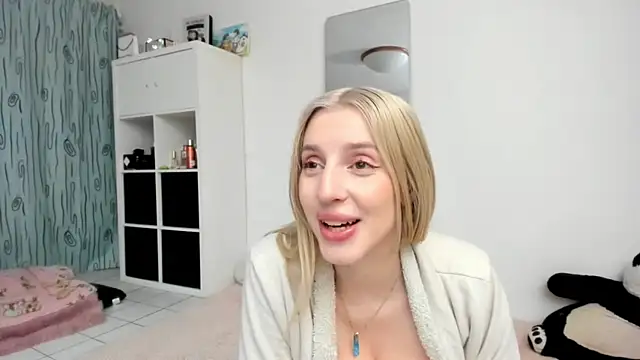 Snapshot of KenzieDawton chatting on May 16, 4:28 pm KenzieDawton online show from May 16, 4:28 pm