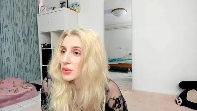 Snapshot of KenzieDawton chatting on June 24, 11:53 am KenzieDawton online show from June 24, 11:53 am