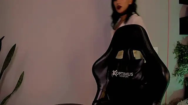 Snapshot of sussyprice chatting on November 12, 10:09 pm sussyprice online show from November 12, 10:09 pm