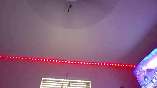 SkittlesNTreats online show from December 4, 4:48 pm