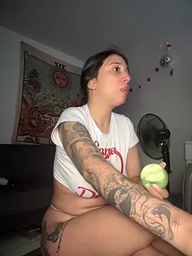 Snapshot of kiaraglam2 chatting on November 8, 1:11 pm kiaraglam2 online show from November 8, 1:11 pm