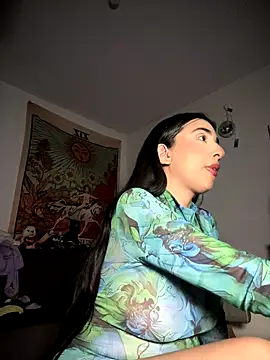 Snapshot of kiaraglam2 chatting on November 28, 5:43 am kiaraglam2 online show from November 28, 5:43 am