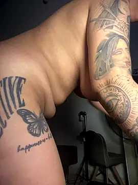 Snapshot of kiaraglam2 chatting on December 1, 1:49 pm kiaraglam2 online show from December 1, 1:49 pm