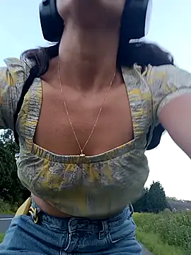 Snapshot of tinny_williams chatting on September 19, 5:24 pm tinny williams online show from September 19, 5:24 pm