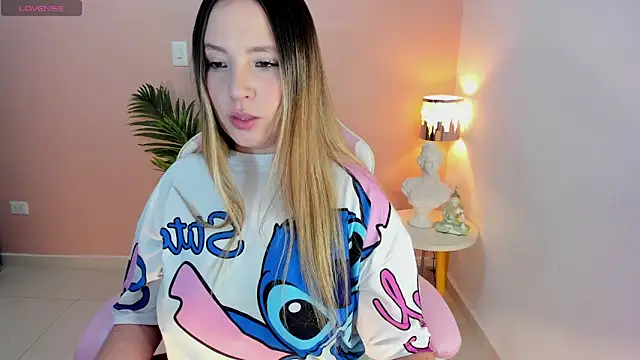 Snapshot of HannaMiller_1 chatting on October 27, 12:26 am HannaMiller 1 online show from October 27, 12:26 am