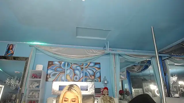 ADRIANNA FOX online show from June 7, 7:12 am