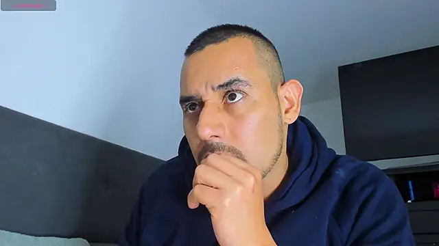 jhonyalzate2 online show from March 1, 11:37 pm