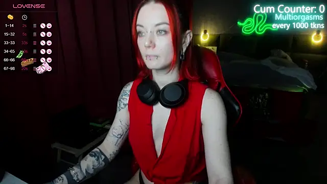 Snapshot of MaxPhoenixx chatting on December 2, 1:57 pm MaxPhoenixx online show from December 2, 1:57 pm