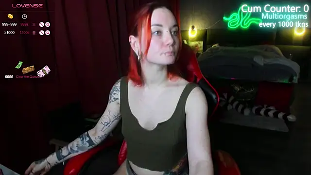 Snapshot of MaxPhoenixx chatting on December 15, 4:40 am MaxPhoenixx online show from December 15, 4:40 am