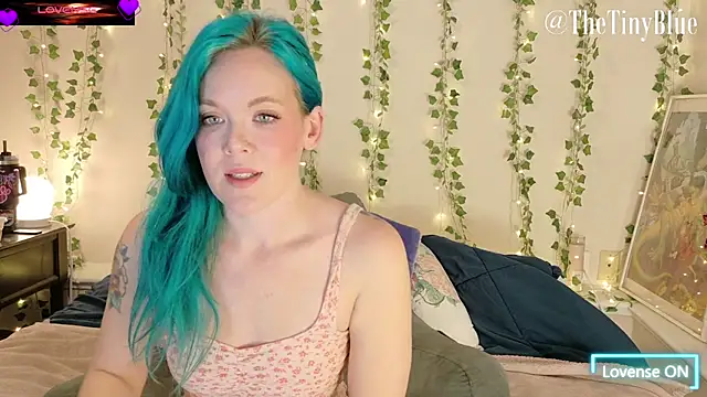 Snapshot of thetinyblue chatting on November 18, 6:23 pm thetinyblue online show from November 18, 6:23 pm