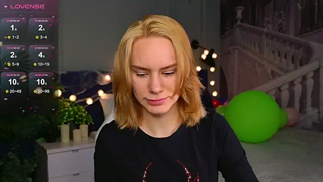 Snapshot of Ramona___ chatting on October 22, 6:13 am Ramona online show from October 22, 6:13 am