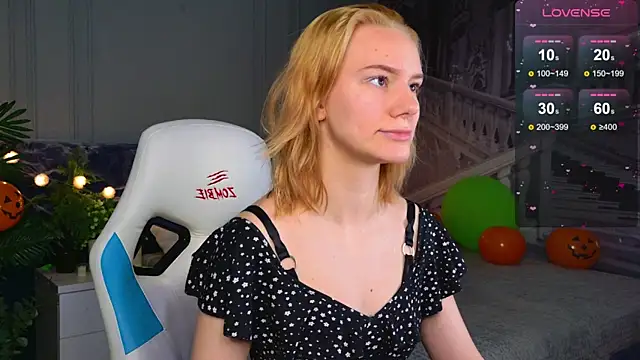 Snapshot of Ramona___ chatting on October 25, 6:10 am Ramona online show from October 25, 6:10 am