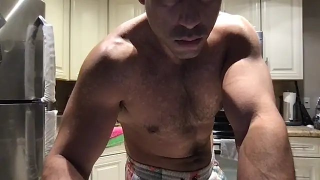 Snapshot of BigGuyMuscle chatting on June 16, 4:48 am BigGuyMuscle online show from June 16, 4:48 am