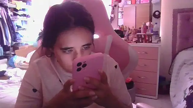 Snapshot of annarose19 chatting on January 29, 10:32 pm annarose19 online show from January 29, 10:32 pm