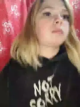 Snapshot of Zuli_Kiska chatting on February 8, 8:32 pm Zuli Kiska online show from February 8, 8:32 pm