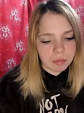 Snapshot of Zuli_Kiska chatting on February 23, 8:44 pm Zuli Kiska online show from February 23, 8:44 pm