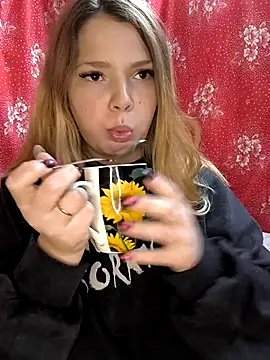 Snapshot of Zuli_Kiska chatting on December 1, 8:14 pm Zuli Kiska online show from December 1, 8:14 pm