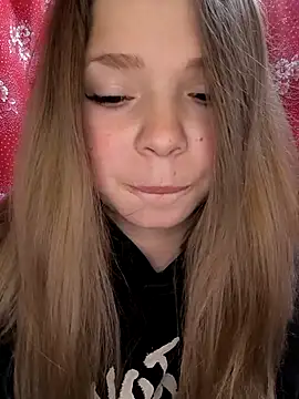 Snapshot of Zuli_Kiska chatting on December 14, 8:24 pm Zuli Kiska online show from December 14, 8:24 pm